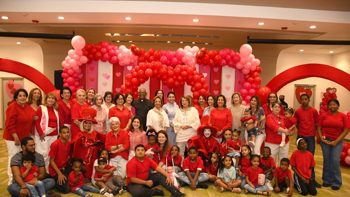 Angélica Benítez de Ginebra, presidente de la fundación, acompañada de
madrinas, voluntarias, niños operados del corazón y familiares