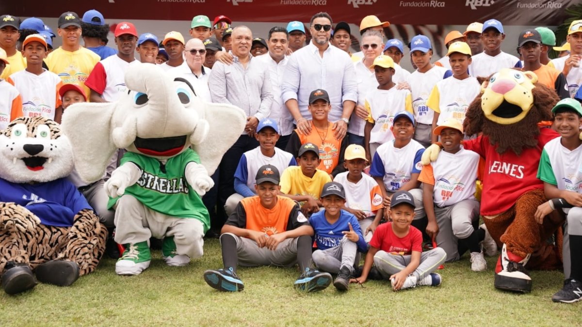 Braulio Brache, izquierda, Juan Núñez, Kelvin Cruz, Nelson Cruz y  Pedro Brache comparten con los atletas de distintas categorías que forman parte de los equipos participantes en la justa.