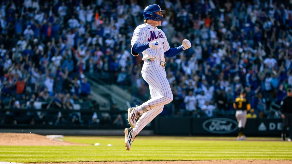 Carson Benge celebra jonrón