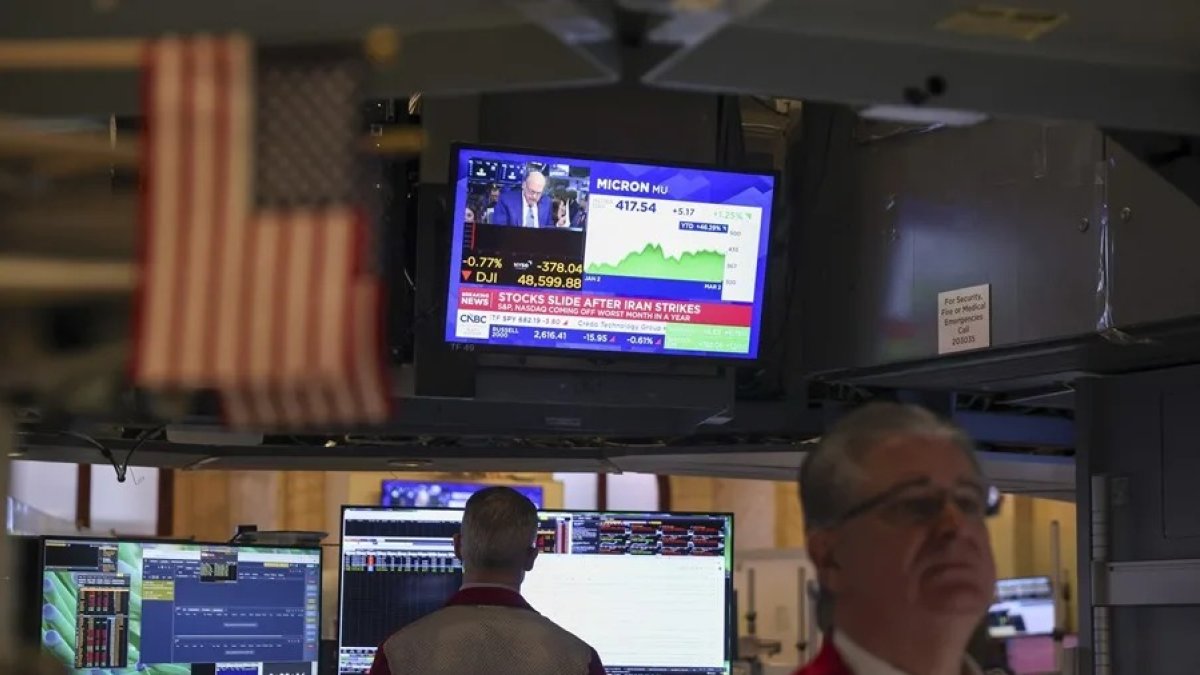 Agentes de bolsa trabajan en la sede de Wall Street, este 2 de marzo de 2026, en la primera jornada tras los ataque contra Irán. EFE/Sarah Yenesel