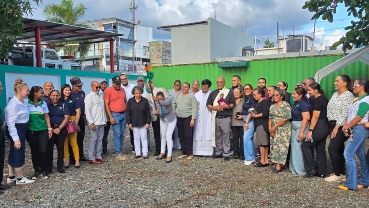 La foto presenta el momento cuando la Gerente de Cooperativa La Unión, Yudelka Jiménez, en compañía de la presidenta del Consejo de Administración Ramona Gil y los demás colaboradores y directivos de la misma, dan el primer picazo para lo que será el moderno edificio que alojará dicha entidad en el municipio de Tenares.