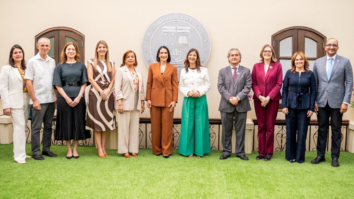 La primera dama, Raquel Arbaje, junto a la rectora Odile Camilo Vincent, y representantes de Unibe, Unicef, Universidad de Calgary y la Universidad de Tulane.