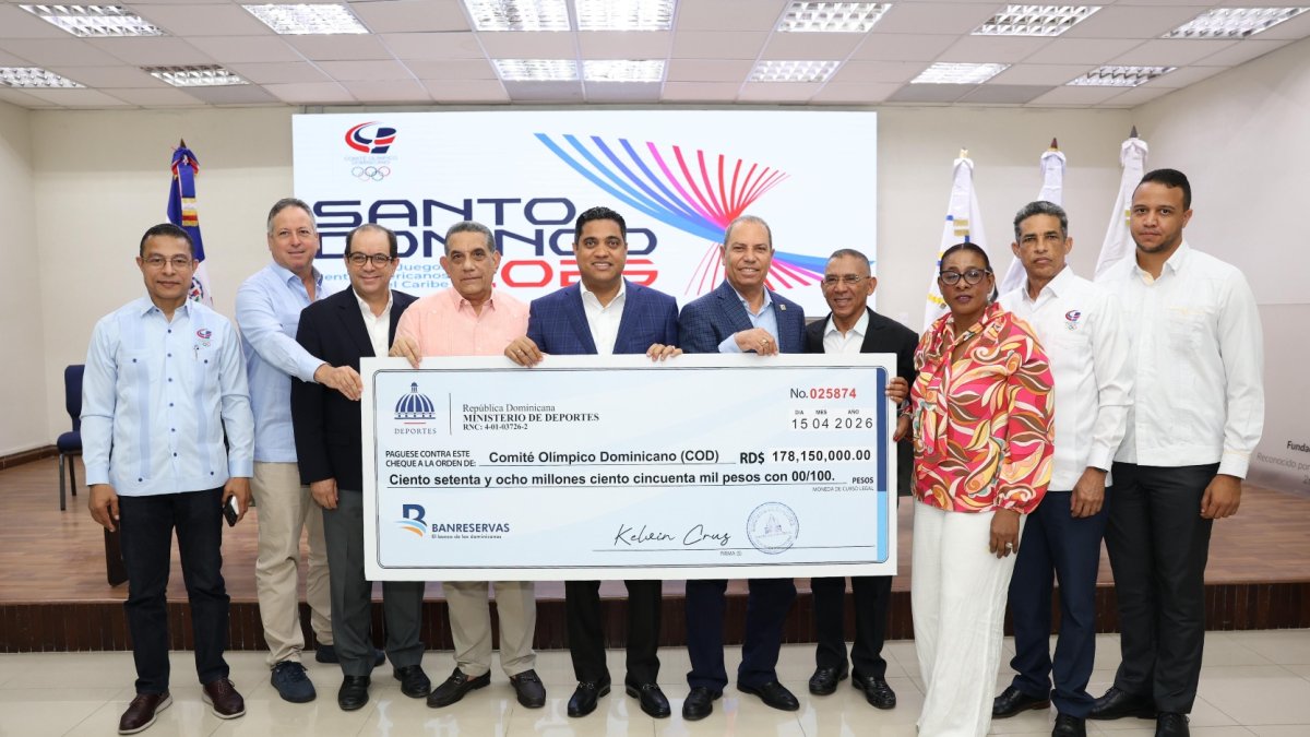 Kelvin Cruz, entrega el aporte a Gary Bautista, junto a dirigentes.