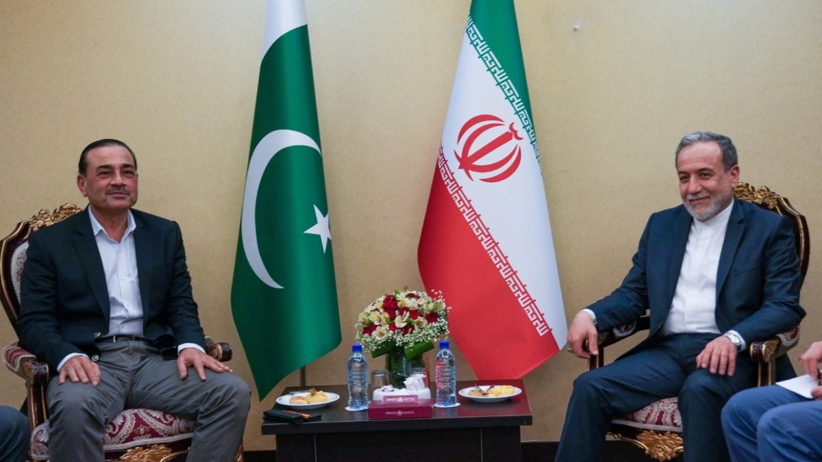 El canciller iraní­ Abbas Araghchi, a la derecha, se reúne con el jefe del Ejército de Pakistán, general Asim Munir,  en Teherán.  AP