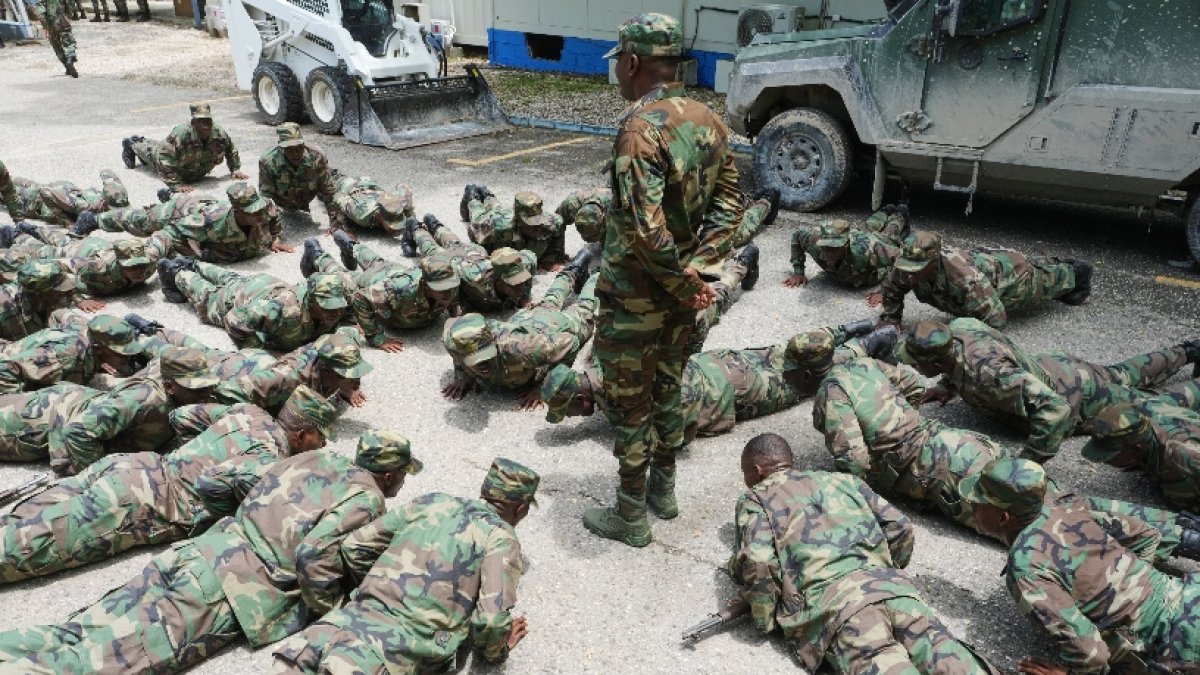 Soldados haitianos recién graduados hacen ejercicios.