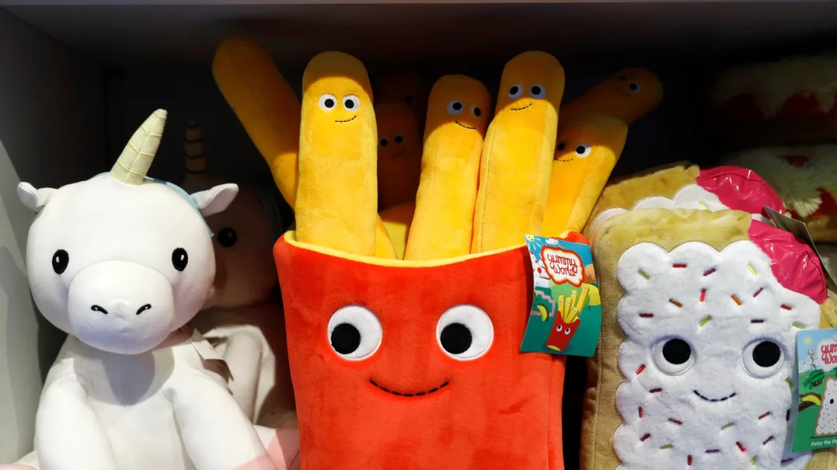 De ropa a crayones: Guerra de Irán podría encarecer productos derivados del petróleo