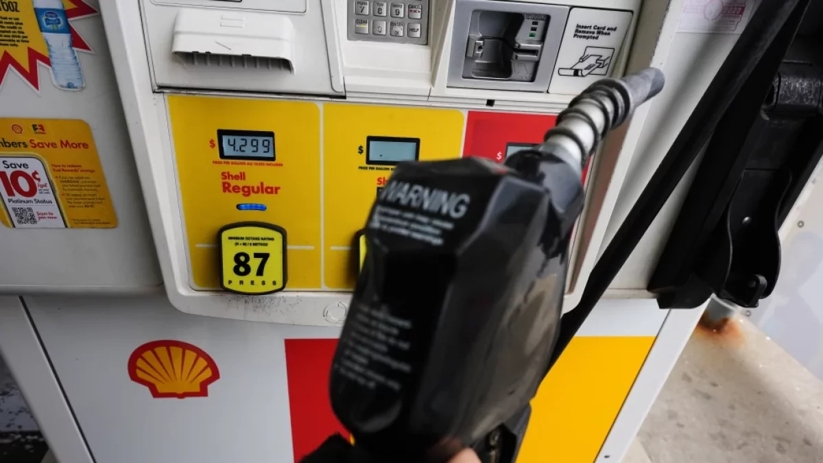 Una pantalla muestra el precio del combustible mientras un cliente sostiene una manguera antes de llenar el depósito de su vehículo en una gasolinera en Lincolnshire, Illinois, el 15 de abril de 2026. (AP Foto/Nam Y. Huh, archivo)