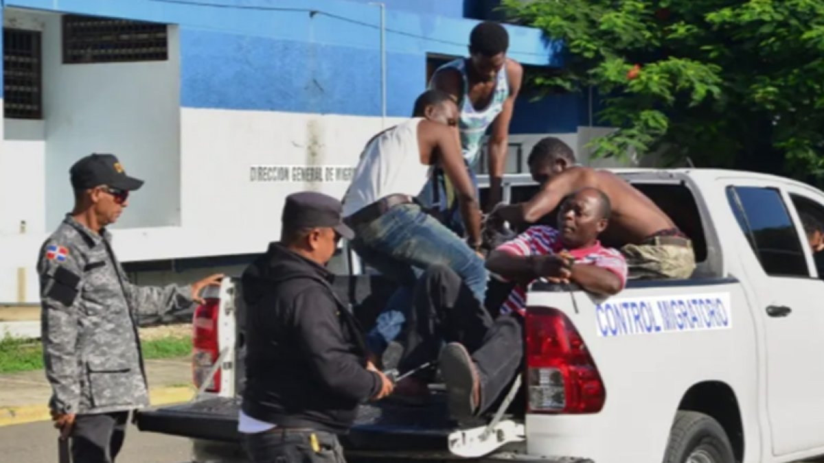 Agentes de Migración en plena acción contra haitianos.
