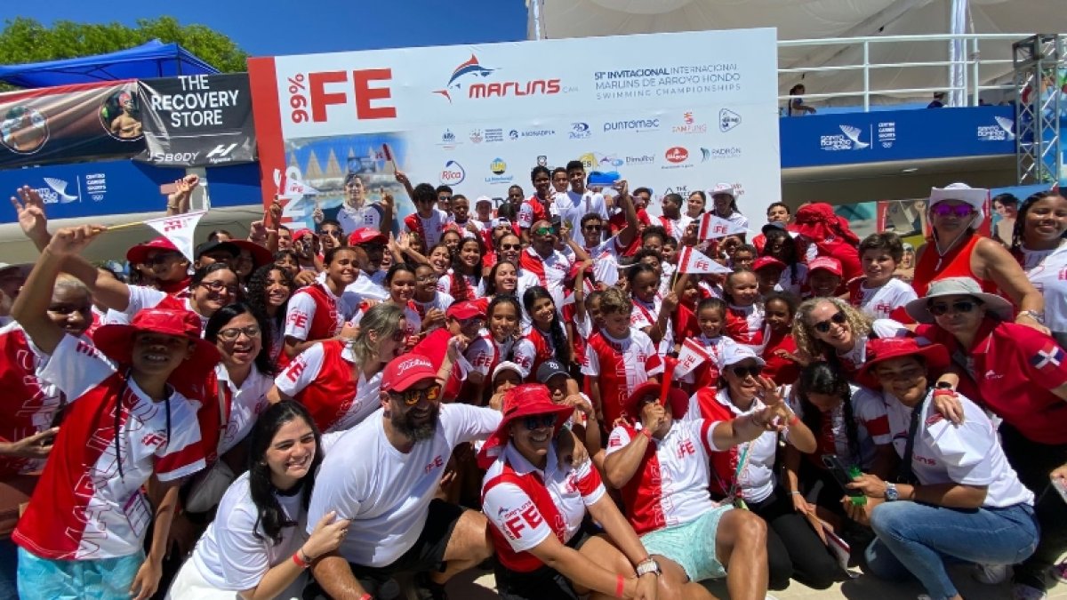 Los Delfines de Naco, campeones del torneo Swimming Championships de Marlins de Arroyo Hondo.