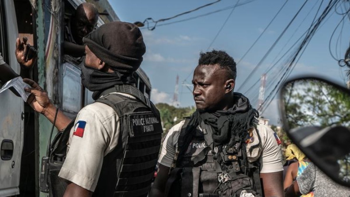 Agentes en las calles de Puerto Príncipe, Haití.  Internet