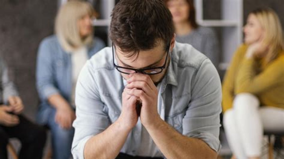 Cansancio social: Por qué muchas personas evitan llamadas y reuniones aunque quieran a sus amigos