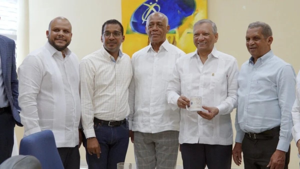 Leonardo Aguilera, presidente ejecutivo del Banco de Reservas recibe una taza alegórica al 50 aniversario del Club Mauricio Báez, que celebrará los 63 años de fundación en septiembre próximo. Estuvo acompañado por Vladimir Doñé, Amaury Heredia Guerra, César Heredia Guerra, José Domínguez (Boyón), Leo Corporán y Nandy Rivas.