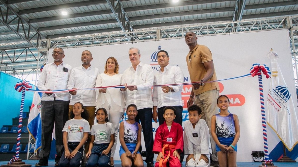 Luis Abinader inaugura pabellones deportivos en La Romana