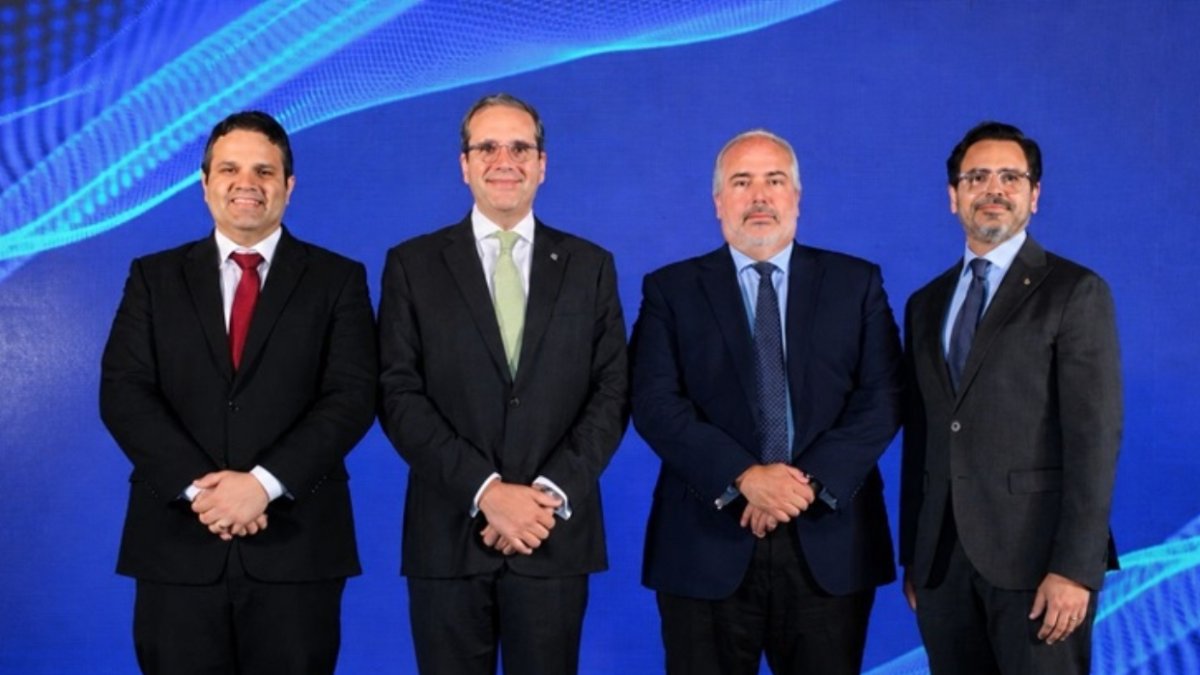Economistas advierten retos fiscales e inflación