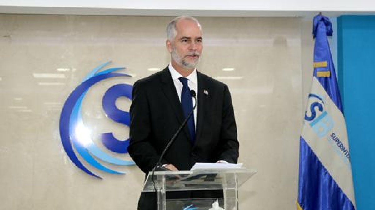 Superintendencia de Bancos alerta sobre falsa plataforma de inversión con imagen de Alejandro Fernández