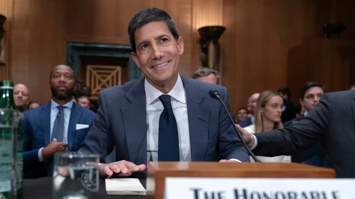 Kevin Warsh asume la Reserva Federal en medio de tensiones políticas y económicas