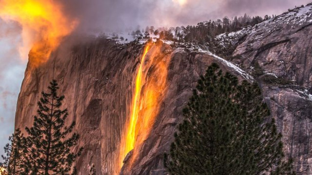 Así se vio la cascada Horsetail Fall en el Parque Nacional de EE.UU.