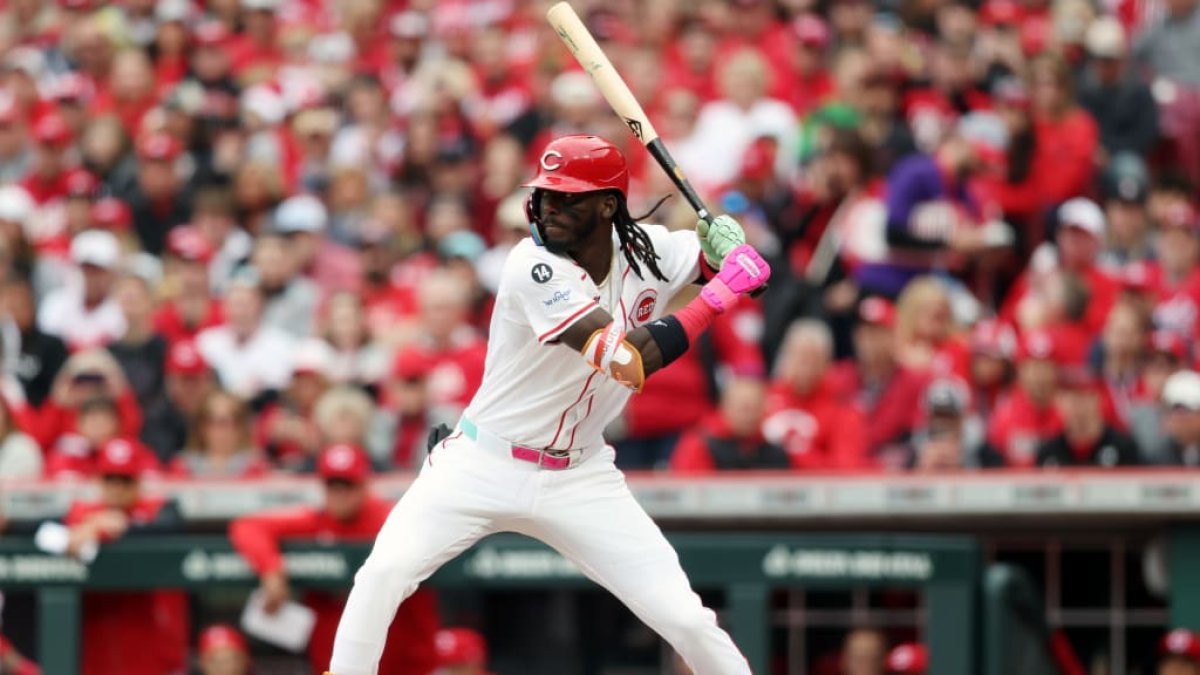 Elly de La Cruz, de Cincinnati, sigue caliente con su bate.