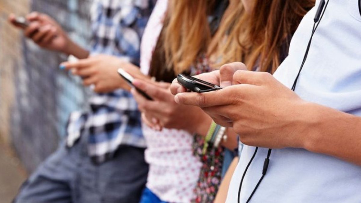 Lo que los celulares estarían provocando en las aulas, según
