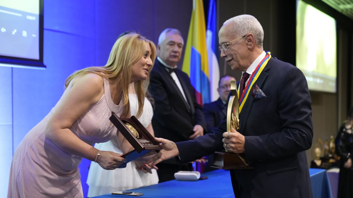 Médico dominicano Domingo Guerra recibe premio en IOCIM, Perú