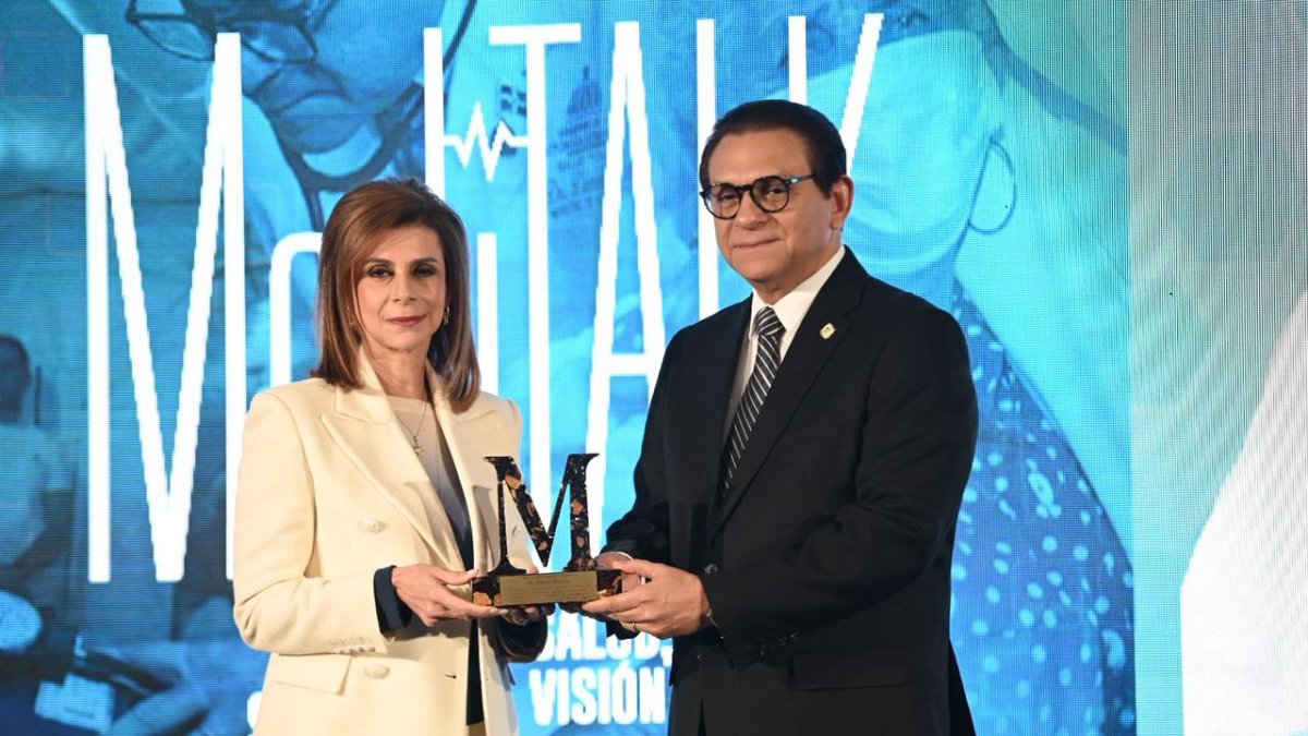 Senador Daniel Rivera recibe reconocimiento por su trayectoria durante el Meditalk Summit 2026