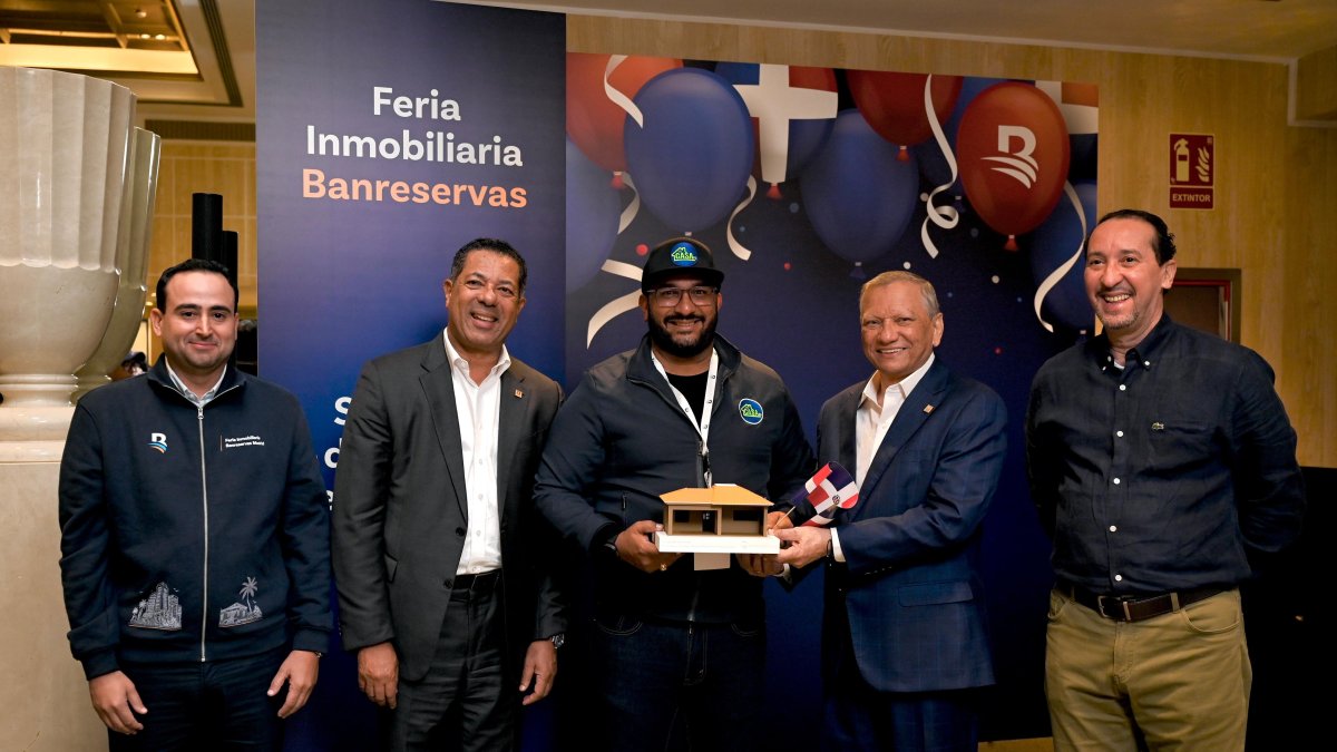 Wester Hernández, de TuCasaRD, recibe el reconocimiento de Banreservas por alcanzar el primer lugar en el renglón Inmobiliaria