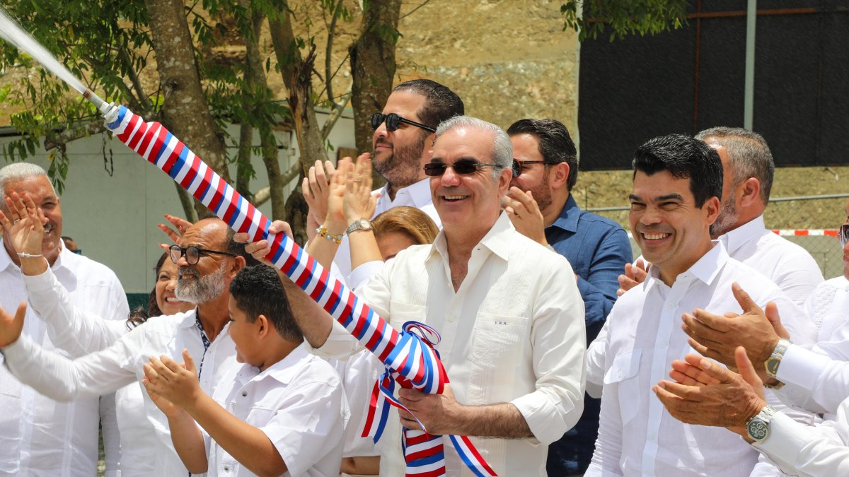 Después de 40 años secos, Luis Abinader les entrega acueducto a los comunitarios de Ocoa