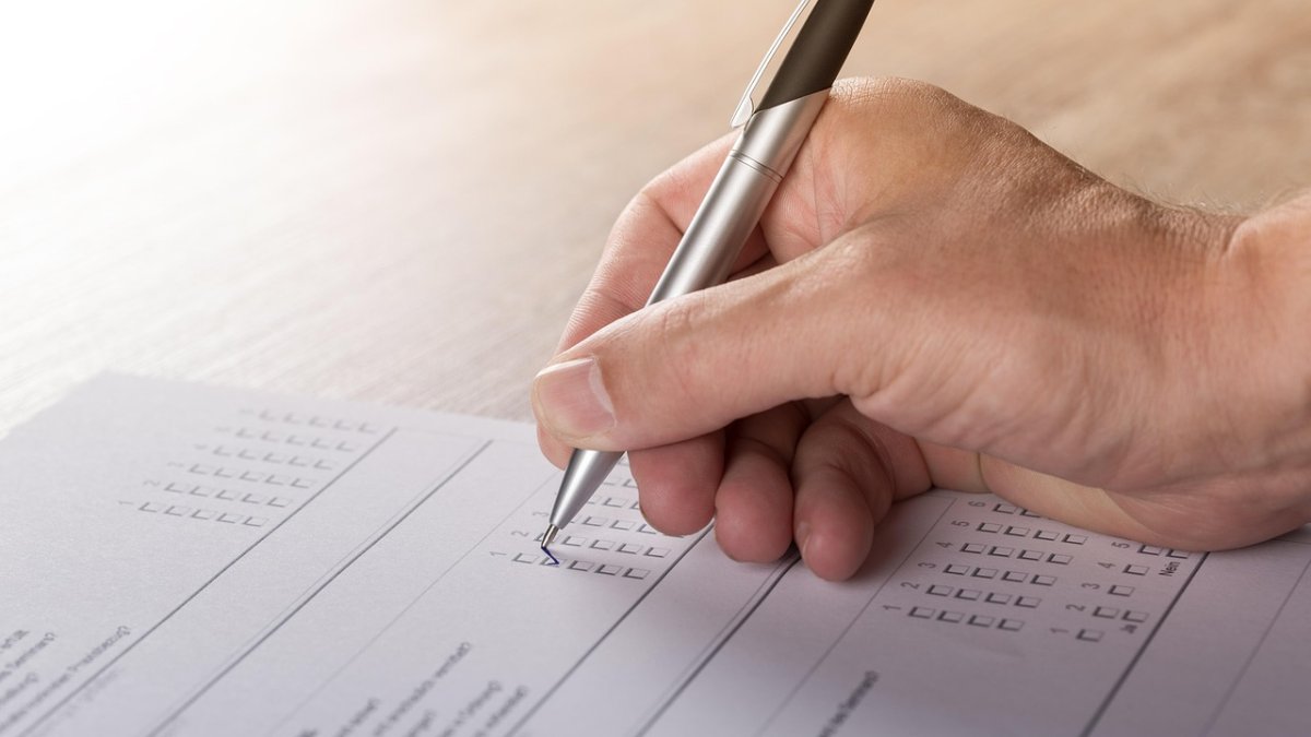 Partidos chocan por prohibición de encuestas por la JCE, aseguran 