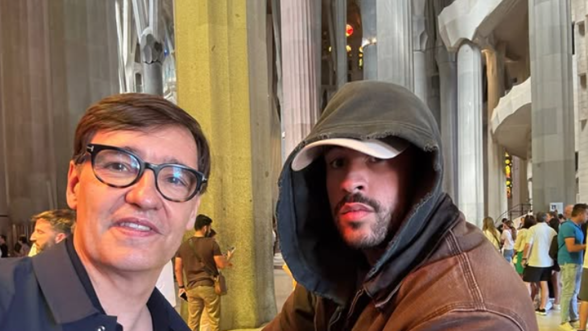 Presidente catalán Salvador Illa publica foto con Bad Bunny en Barcelona