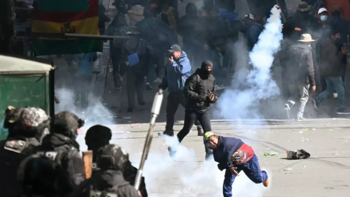 Bolivia: masiva movilización y choques con la policía pese a la autocrítica de Paz