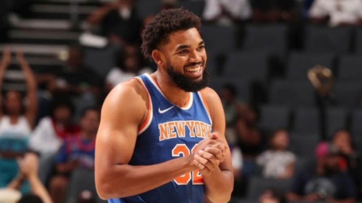 Karl Anthony Towns celebra dos triunfos con los Knicks y honra sus raíces dominicanas