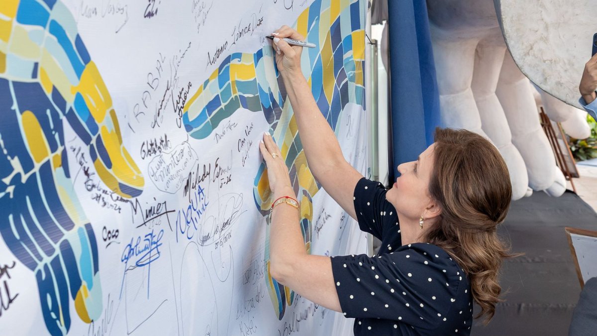 Vicepresidenta Raquel Peña visita exposición inmersiva “Miguel Ángel Vivo” en Santiago