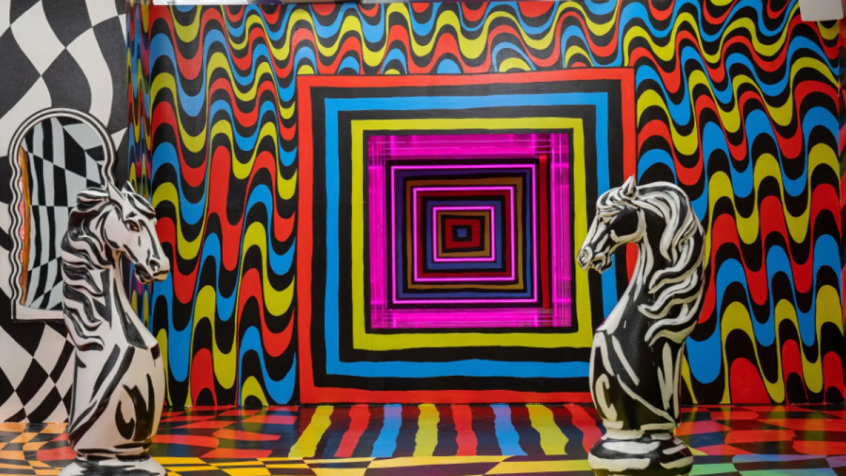 Un gran mural abre un portal al mundo de Alicia en el País de las Maravillas