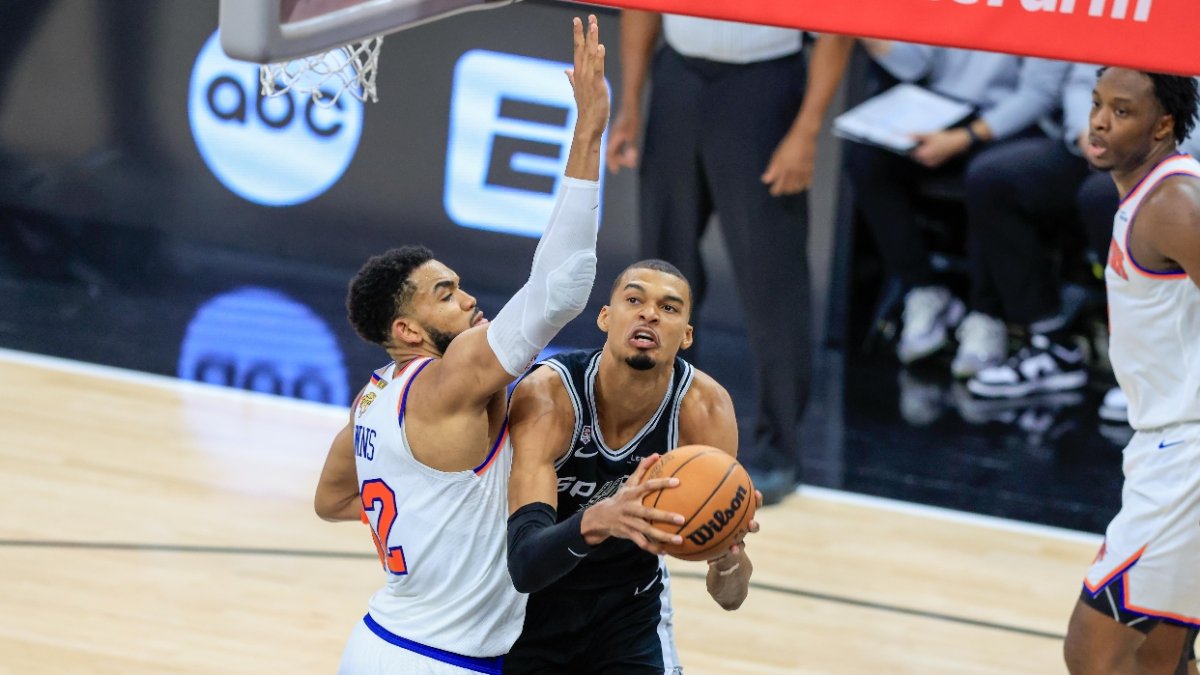 Brunson anota 30 y Knicks roban a Spurs el 1er partido de las Finales, por 105-95