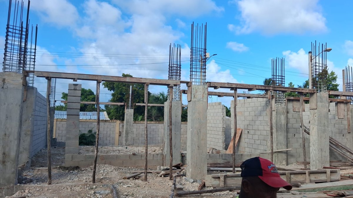 Construcción de aulas avanza en la frontera.