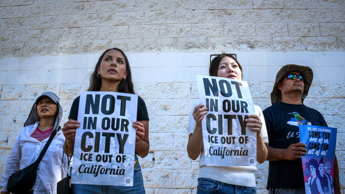 Fotografía de archivo del 10 de julio de 2025 donde aparecen personas sosteniendo carteles que piden la retirada del Servicio de Inmigración y Control de Aduanas (ICE) de California, durante una protesta en Los Ángeles (Estados Unidos). EFE/ David Toro