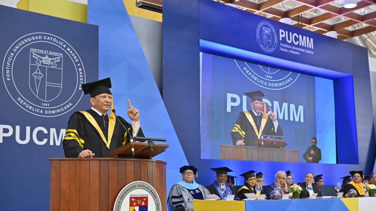 Las claves que Leonardo Aguilera compartió con 1,149 graduados de la PUCMM para enfrentar el futuro