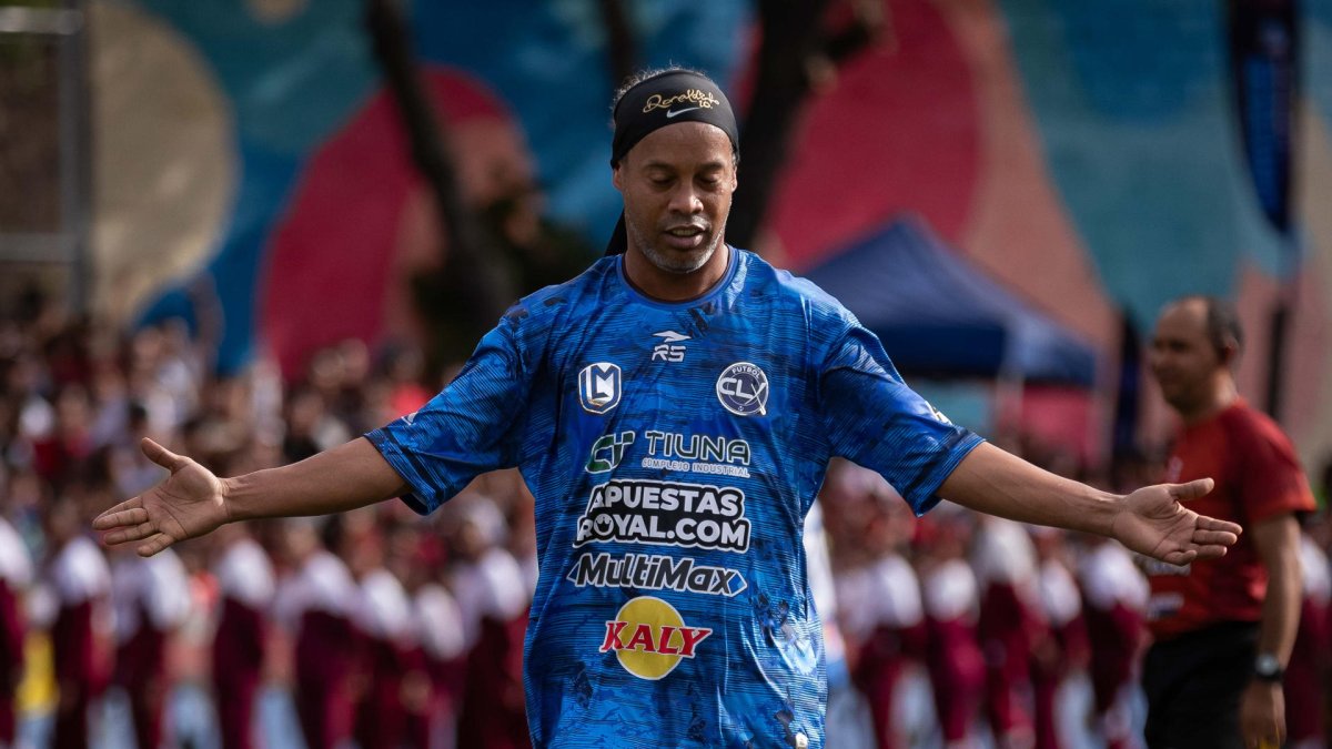 El fútbol llega a Petare, Venezuela: Ronaldinho brilla en la