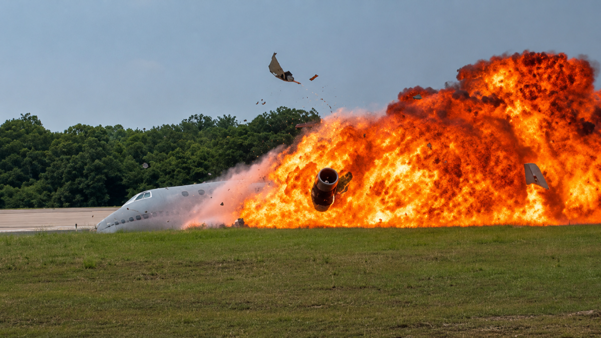 El momento exacto cuando avión se precipita y arde en llamas