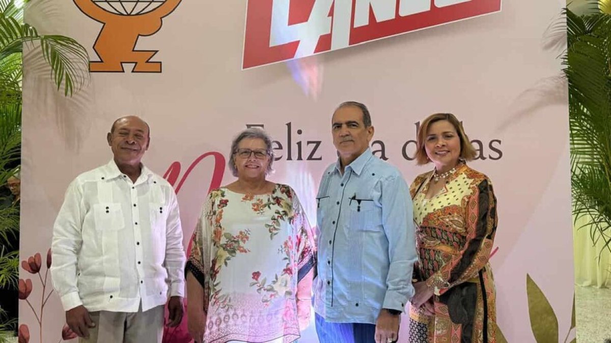 Ferreteros reconocen a madres destacadas por sus aportes