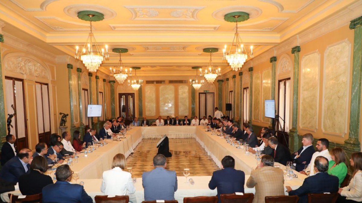 Presidente Luis Abinader se reúne con sectores productivos