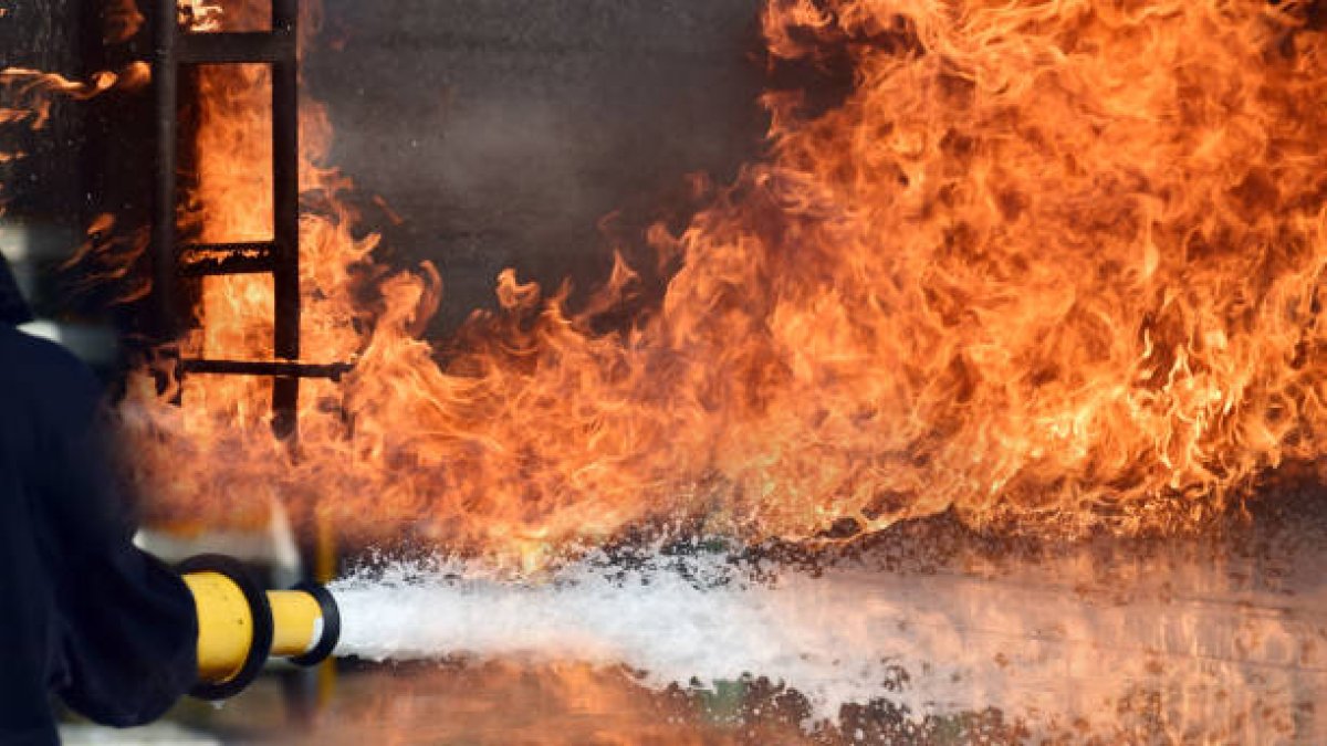 Incendio afecta metalera en la Charles de Gaulle y amenaza a