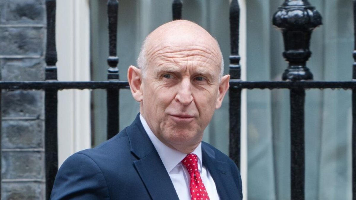 Renuncia por sorpresa el ministro de Defensa británico John 