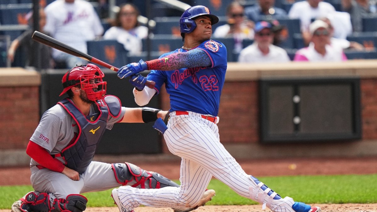 El receptor Jimmy Crooks, de San Luis, observa el jonrón de Juan Soto, de los Mets.