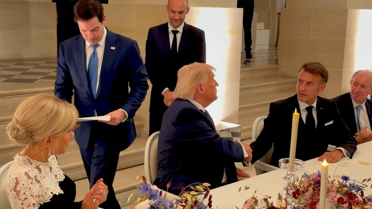 Donald Trump, saludando a su homólogo de Francia Emmanuel Macron tras firmar el acuerdo con Irán este miércoles, en el Palacio de Versalles (Francia). EFE