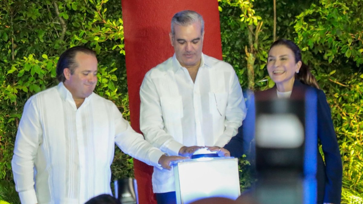 El ministro de la Presidencia, José Ignacio Paliza;  el presidente Luis Abinader y la  alcaldesa Carolina Mejía entregan el parque.  fotografía Alberto  Calvo.