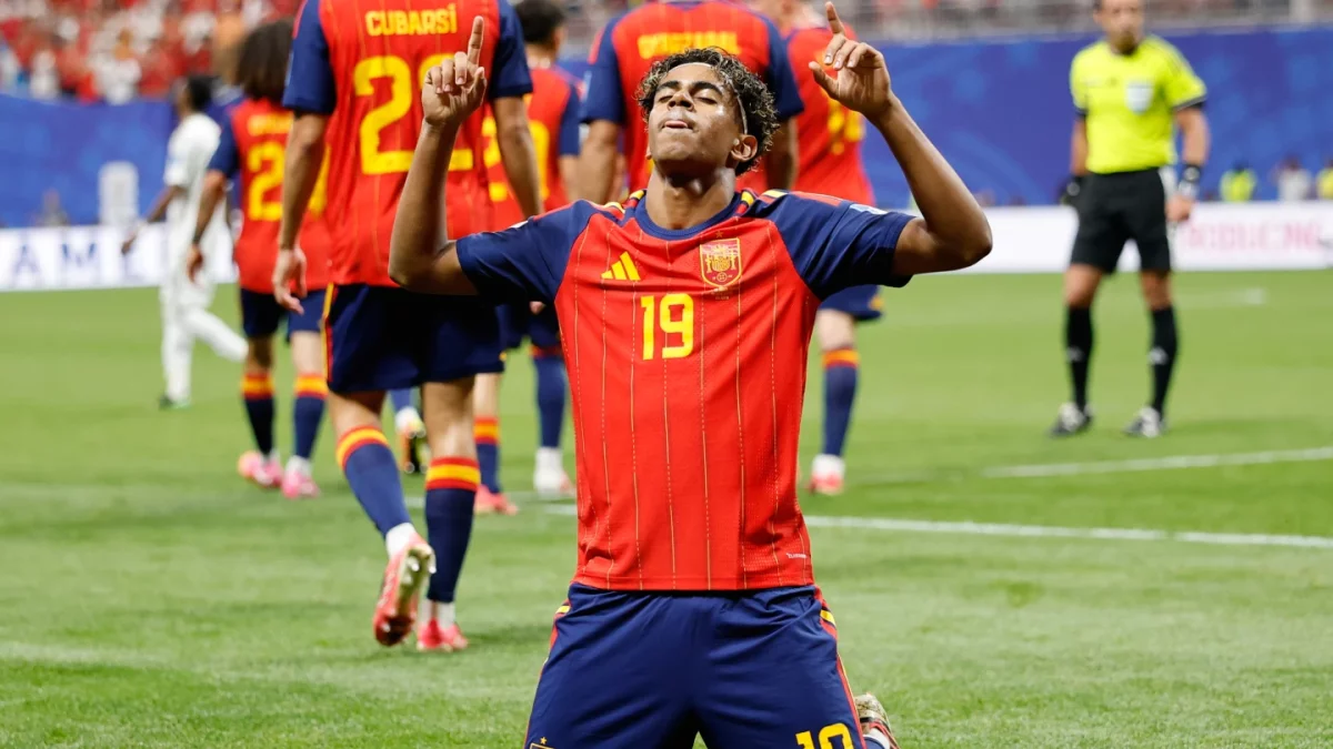 Lamine Yamal celebra después de anotar su gol