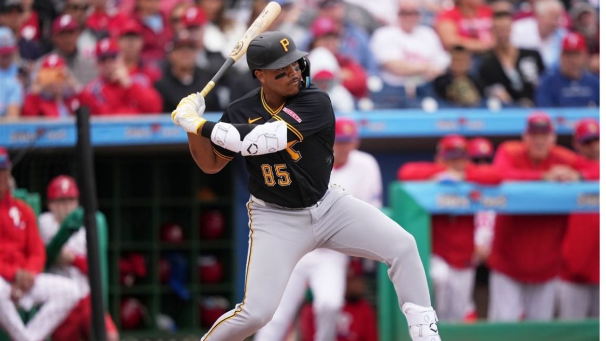 El novato dominicano Esmerlyn Valdez, de los Piratas, pegó anoche su tercer jonrón,