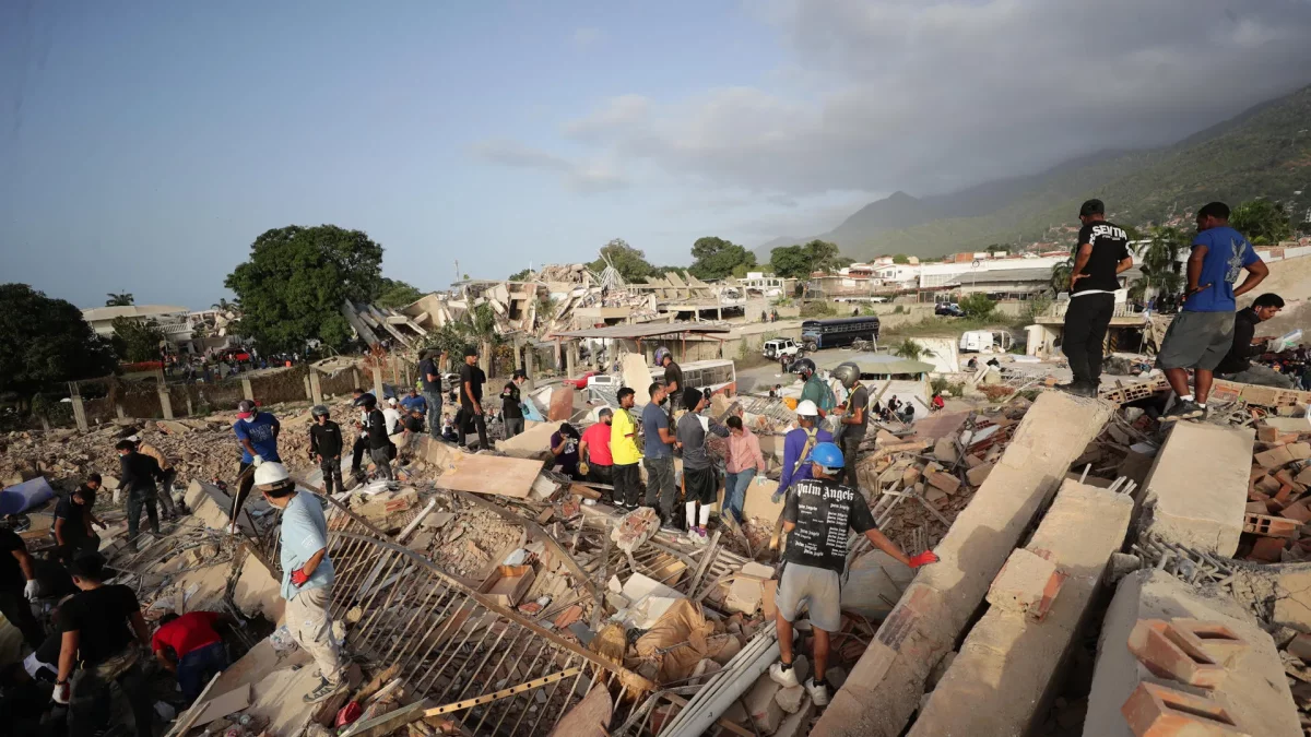 Personas realizan labores de búsqueda en una zona afectada por un terremoto, este viernes en La Guaira (Venezuela). EFE/ Ronald Peña R