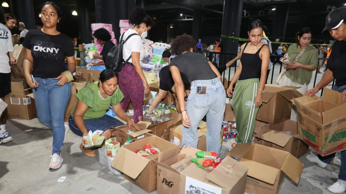 Multitud dona ayuda a Venezuela tras terremoto que dejó 1.430 muertos